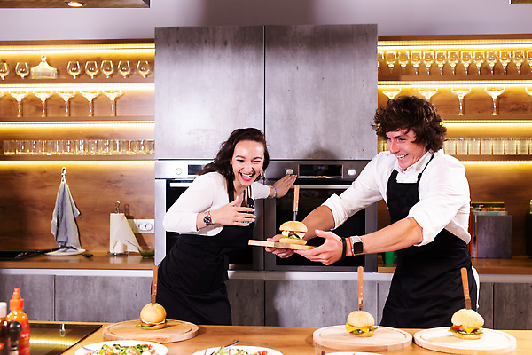 포토 JPG 해외이미지 여자 남자 주방용품 들기 손짓 상반신 성인 두명 옆모습 주방 햄버거 요리교실 성인만 해외202309 해외포토 뷰포인트 생활용품 모션 수업 패스트푸드 요리 사람 파일형식