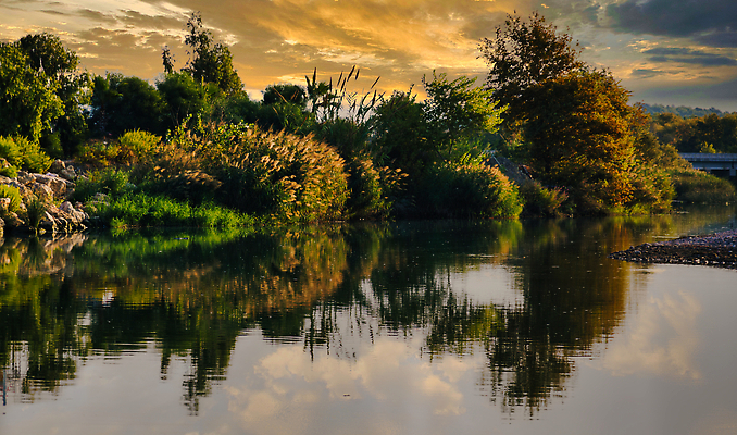 포토 JPG 해외이미지 나무 식물 계절 호수 컬러 여행 백그라운드 단풍 잎 자연 하늘 아침 풍경 사람없음 야외 가로 초록색 물 여름 파란색 강 컬러풀 태양 뷰티 반사 노란색 환경 고요 일몰 가을 전원 농촌 시골 연못 도시 숲 사회이슈 환경보전 삼림지대 해외202309 해외포토 주간 자연요소 컨셉 노을 전기에너지 생태계 파일형식
