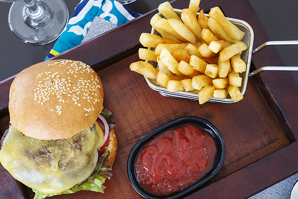 포토 JPG 해외이미지 접시 음식 채소 탁자 양파 치즈 쟁반 샌드위치 육류 요리 사람없음 식당 식사 저녁식사 소고기 감자튀김 햄버거 뜨거움 고급 맛 그릴 상추 받침대 점심식사 단백질 번 치즈버거 해외202309 해외포토 식기 빵 가구 컨셉 식재료 주방용품 유제품 감자 패스트푸드 상점 튀김 영양소 파일형식