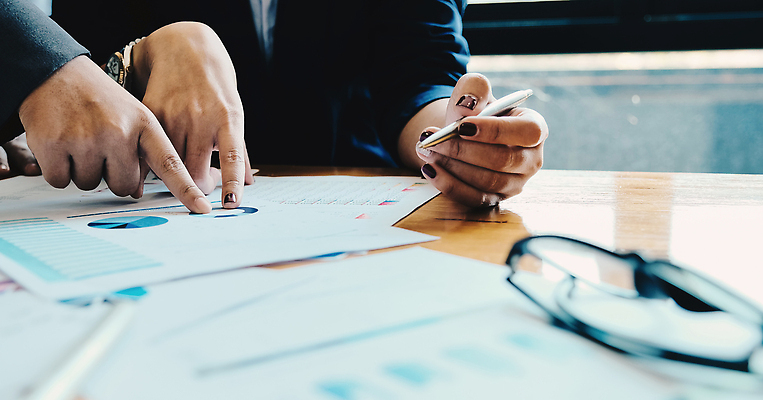 포토 JPG 해외이미지 백인 직업 여자 남자 행복 비즈니스 사업가 통신 탁자 성공 회의 협력 설계 함께함 대화 미소 사람 앉기 성인 사람없음 노트북 컴퓨터 사무실 업무 작업 비즈니스맨 비즈니스우먼 발표 그룹 계획 토론 동료 경영자 문서 경영 세미나 브레인스토밍 해외202309 해외포토 서양인 감정 가구 컨셉 관계 모션 표정 말하기 전자제품 직장인 리더 파일형식