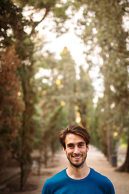 포토 JPG 해외이미지 주간 나무 백인 1 라이프스타일 응시 공원 남자 행복 길 지구 컨셉 티셔츠 자연 한명 서기 사람 야외 세로 초록색 파란색 고요 황무지 숲 연결 땅 카피스페이스 그리너리 해외202309 해외포토 자연요소 서양인 식물 시선 공공시설 감정 컬러 셔츠 모션 생활 공백 생태계 파일형식 트랜드컬러