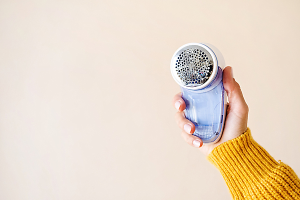 포토 JPG 해외이미지 손 옷 들기 신체부위 니트 정리 손질 보여주기 보풀 보풀제거기 해외202309 해외포토 상의 모션 사람 가전제품 파일형식