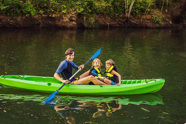포토 JPG 해외이미지 백인 남자 행복 아들 호수 어린이 스포츠 2 오렌지 가족 자연 휴가 함께함 건강 사람 소년 야외 세명 물 강 보트 아빠 카누 카약 남동생 해외202309 해외포토 자연요소 서양인 감정 컨셉 배_교통 과일 관계 수상스포츠 생태계 동생 파일형식