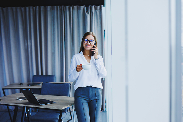 포토 JPG 해외이미지 백인 직업 1 라이프스타일 디자인 응시 여자 실루엣 얼굴 커피 백그라운드 셔츠 돈 인터넷 비즈니스 사업가 통신 창문 탁자 모바일 직장 대화 한명 서기 사람 앉기 성인 책 노트북 스마트폰 컴퓨터 사무실 태양 뷰티 유행 타이핑 잡기 업무 비즈니스우먼 경영자 온라인 해외202309 해외포토 자연요소 서양인 시선 음료 가구 상의 회사 모션 촬영기법 말하기 생활 신체부위 전자제품 핸드폰 스마트기기 작업 직장인 재산 리더 파일형식