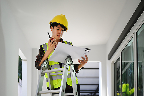 포토 JPG 해외이미지 남자 건축 사다리 창문 한명 동양인 상반신 성인 건설현장 안전모 건축가 문서 무선기 안전조끼 성인남자한명만 해외202309 해외포토 직업 1 건설업 사람 인종 도구 헬멧 안전장비 남자한명만 성인남자만 파일형식