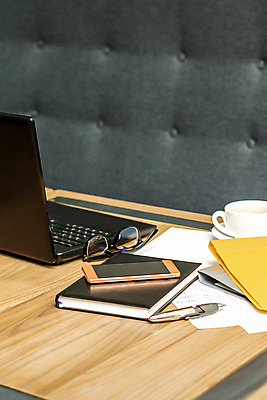 포토 JPG 해외이미지 안경 직장 실내 사람없음 노트북 스마트폰 사무실 작업실 파일 나무책상 해외202309 해외포토 잡화 회사 비즈니스 내부 목재 전자제품 핸드폰 스마트기기 책상 파일형식