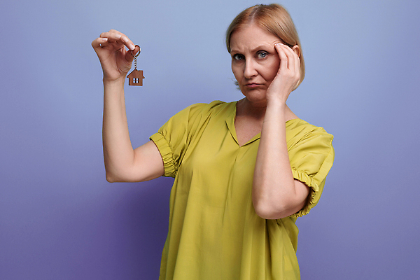 포토 JPG 해외이미지 여자 40대 중년 50대 포즈 백그라운드 티셔츠 열쇠 주택 아이디어 실내 한명 사람 금발 노란색 우주 믿음 대출 고립 스타일 카피스페이스 해외202309 해외포토 1 헤어스타일 감정 컬러 컨셉 셔츠 성인 내부 건물 금융 공백 파일형식