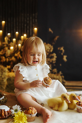 포토 JPG 해외이미지 전신 백인 여자 탁자 부활절 오리 한명 들기 앉기 옆모습 아기 머핀 여자아기한명만 해외202309 해외포토 서양인 1 기념일 빵 뷰포인트 가구 모션 조류 사람 여자한명만 여자아기만 파일형식