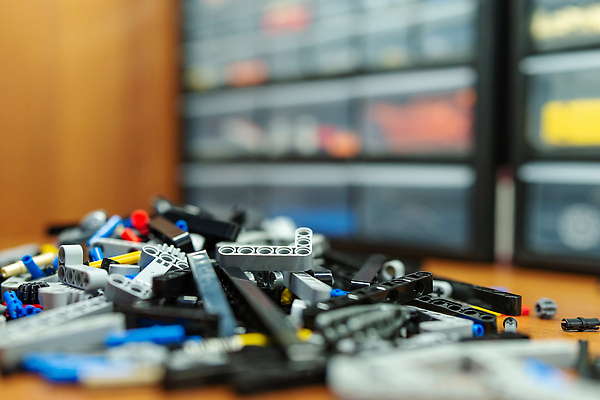 포토 JPG 해외이미지 교육 어린이 부분 교실 놀이 탁자 선반 기술 취미 사람없음 스터디 장난감 기계 성장 게임 바퀴 로봇 묘사 전자 기어 공학 흙더미 모터 프로젝트 해외202309 해외포토 가구 학교 사람 학습 흙 파일형식 더미