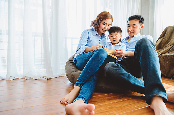포토 JPG 해외이미지 학생 라이프스타일 교육 행복 아들 어린이 거실 가족 엄마 휴식 주택 함께함 실내 이야기 사랑 미소 사람 동양인 소년 성인 책 세명 스터디 소파 일본 기쁨 육아 자녀 가르침 그룹 아빠 결합 읽기 걸음마 해외202309 해외포토 남자 감정 아시아 컨셉 의자 관계 모션 표정 인종 내부 건물 생활 학습 파일형식