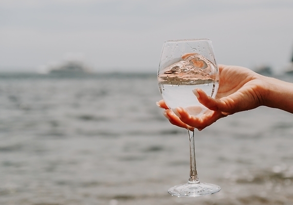 포토 JPG 해외이미지 라이프스타일 여자 행복 바다 여행 자연 하늘 휴가 산 한명 사람 성인 야외 물 파란색 뷰티 여행객 계곡 트래킹 하이킹 추위 자유 정상 셀프카메라 나눔 수평선 해외202309 해외포토 자연요소 1 감정 컬러 컨셉 레저 생활 사진촬영 생태계 파일형식