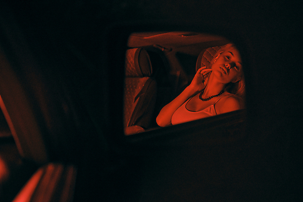 포토 JPG 해외이미지 백인 응시 여자 감정 얼굴 교통수단 여행 창문 교통시설 자동차 청소년 휴식 실내 한명 사람 앉기 성인 뷰티 화려 우아함 닫기 야간 저녁 택시 승객 동영상 여자만 여자한명만 성인만 유흥 슬로모션 해외202309 해외포토 자연요소 서양인 1 시선 육상교통 교통 컨셉 모션 승용차 촬영기법 내부 신체부위 시설 파일형식