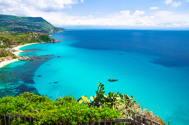 포토 JPG 해외이미지 식물 꽃 유럽 모래 바다 컬러 여행 하늘색 자연 하늘 휴가 선인장 파노라마 풍경 사람없음 초록색 물 여름 파란색 뷰티 이탈리아 전원 망토 지중해 언덕 이국적 터키석 수평선 해외202309 해외포토 자연요소 계절 나라 촬영기법 전기에너지 보석 생태계 파일형식