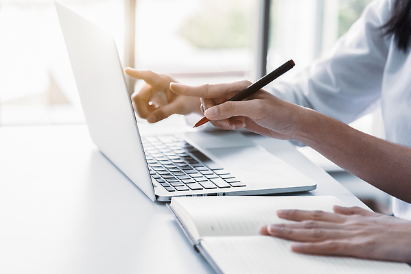 포토 JPG 해외이미지 직업 손 여자 백그라운드 인터넷 회사 비즈니스 통신 탁자 사람 사람없음 노트북 컴퓨터 사무실 알약 연필 우주 디지털 공책 카페 흰색 가리킴 키보드 업무 비즈니스맨 비즈니스우먼 닫기 무선전화기 책상 보고서 온라인 소셜 해외202309 해외포토 남자 컬러 가구 모션 문구용품 학용품 손짓 신체부위 전자제품 필기구 약 상점 작업 직장인 전화기 파일형식