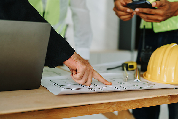 포토 JPG 해외이미지 직업 손 디자인 산업 비즈니스 협력 설계 주택 자 창조 안전 사람 성인 건물 세명 노트북 컴퓨터 사무실 펜 장비 가리킴 작업 비즈니스맨 엔지니어 수리 제조 연결 헬멧 건축가 토론 책상 계약 측정 그림 경영자 문서 청사진 공학 책임자 개발 멀티 제어 브레인스토밍 해외202309 해외포토 건축물 교육 남자 가구 컨셉 문구용품 손짓 신체부위 전자제품 필기구 직장인 기술자 보호장비 리더 파일형식