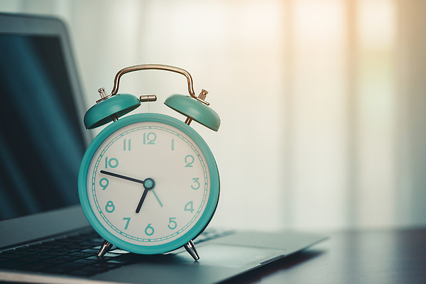 포토 JPG 해외이미지 직업 교육 시계 인터넷 비즈니스 통신 탁자 아침 주택 직장 사람없음 노트북 스마트폰 스터디 컴퓨터 사무실 우주 스크린 공책 공백 종 공구 키보드 시간 잠 업무 작업실 무선전화기 손목시계 책상 공포 온라인 타이머 경보 경영 마감 분 카운트다운 공급 해외202309 해외포토 주간 가구 회사 장신구 문구용품 건물 전자제품 핸드폰 스마트기기 학습 도구 작업 전화기 파일형식