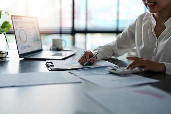 포토 JPG 해외이미지 직업 손 백그라운드 컨셉 돈 비즈니스 통계 성공 그래프 직장 한명 금융 경제 노트북 컴퓨터 사무실 펜 자료 계산기 정보 성장 업무 비즈니스맨 계산 시장 책상 분석 보고서 문서 투자 이익 회계 경영 계좌 마케팅 세금 수입 예산 회계사 해외202309 해외포토 1 남자 가구 회사 문구용품 사람 신체부위 전자제품 필기구 장비 작업 직장인 재산 파일형식