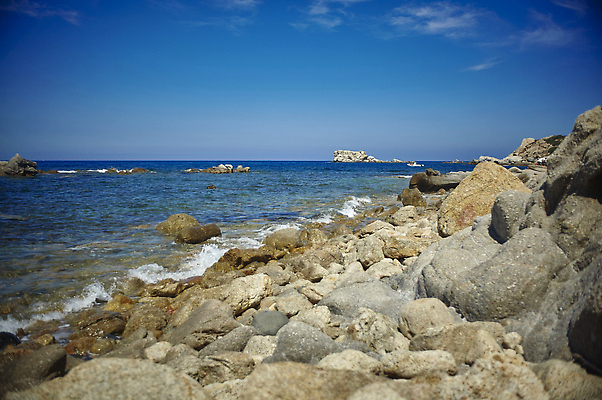 포토 JPG 해외이미지 유럽 모래 바다 섬 여행 자연 하늘 휴가 휴식 해변 사람없음 야외 초록색 물 파란색 컬러풀 햇빛 태양 뷰티 맑음 이탈리아 흰색 만 지중해 암초 터키석 파라다이스 해외202309 해외포토 자연요소 나라 컬러 컨셉 날씨 보석 생태계 파일형식