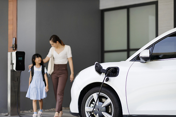 포토 JPG 해외이미지 전신 여자 모녀 미래 성인 두명 앞모습 걷기 친환경 출근 등교 충전 전기자동차 전기충전 친환경자동차 여자만 어깨에손 해외202309 해외포토 딸 뷰포인트 컨셉 가족 모션 자동차 엄마 사람 환경 출퇴근 등하교 파일형식