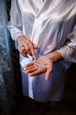 포토 JPG 해외이미지 손 여자 신부 결혼 결혼식 한명 상반신 성인 앞모습 귀걸이 축하 반지 준비 성인여자한명만 해외202309 해외포토 1 뷰포인트 컨셉 장신구 사람 이벤트 신체부위 여자한명만 성인여자만 파일형식