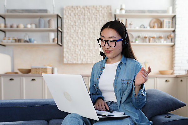 포토 JPG 해외이미지 여자 안경 주방용품 한명 앉기 손짓 상반신 성인 옆모습 노트북 주방 상담원 스마트 마이크 성인여자한명만 해외202309 해외포토 1 잡화 뷰포인트 음향기기 생활용품 컨셉 모션 사람 전자제품 사무원 여자한명만 성인여자만 파일형식