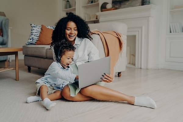 포토 JPG 해외이미지 응시 여자 행복 아들 어린이 흑인 거실 통신 가족 관계 엄마 주택 함께함 대화 사랑 미소 소년 성인 두명 노트북 컴퓨터 부모 뷰티 카메라 스크린 헤드폰 웹 육아 연결 동영상 혼혈 해외202309 해외포토 서양인 시선 남자 감정 음향기기 컨셉 인터넷 표정 말하기 사람 건물 전자제품 다문화 파일형식