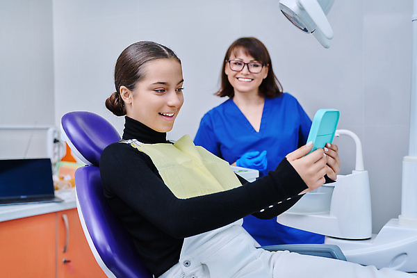 포토 JPG 해외이미지 직업 응시 여자 행복 실내 건강 치과 병원 미소 사람 두명 치료 파란색 사무실 뷰티 약 건강관리 거울 환자 의사 흰색 입 치아 청소 확인 치과의사 방문 테라피 돌봄 미백 위생관리 치아교정 완전 구강학 해외202309 해외포토 시선 감정 컬러 컨셉 비즈니스 의학 모션 표정 관리 내부 신체부위 의료진 소화기관 교정 파일형식