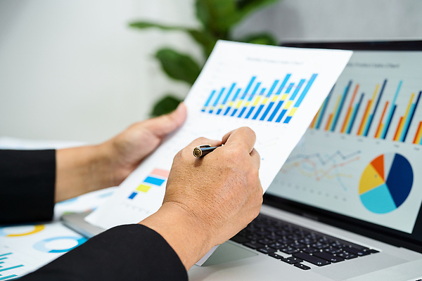 포토 JPG 해외이미지 손 종이 돈 비즈니스 통계 성공 그래프 직장 사람 동양인 사람없음 금융 경제 노트북 컴퓨터 사무실 자료 계산기 성장 업무 작업 비즈니스맨 시장 토론 책상 분석 보고서 상담 문서 투자 바쁨 회계 경영 계좌 마케팅 분석가 세금 수입 예산 회계사 해외202309 해외포토 직업 남자 가구 컨셉 회사 문구용품 인종 신체부위 전자제품 장비 직장인 재산 파일형식