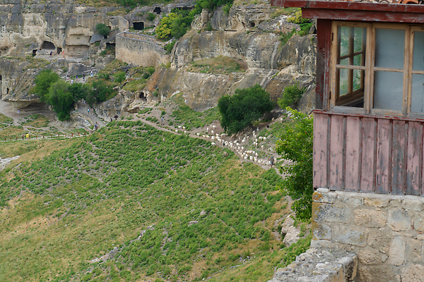 포토 JPG 해외이미지 나무 도로 벽 여행 건축양식 하늘 산 거리 협상 풍경 사람없음 야외 건물 파란색 맑음 가을 바위 도시 성 수비 중세 역사 동굴 폐허 시력 러시아 장면 타운 천연기념물 랜드마크 석회암 옛날 케일 해외202309 해외포토 식물 건축물 계절 건축 유럽 길 컬러 채소 비즈니스 교통시설 모션 날씨 암석 돌_바위 파일형식