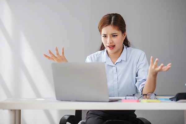 포토 JPG 해외이미지 여자 회사 스트레스 한명 동양인 상반신 성인 앞모습 노트북 사무실 업무 비즈니스우먼 성인여자한명만 의아 해외202309 해외포토 1 뷰포인트 비즈니스 모션 사람 인종 전자제품 작업 직장인 여자한명만 성인여자만 파일형식