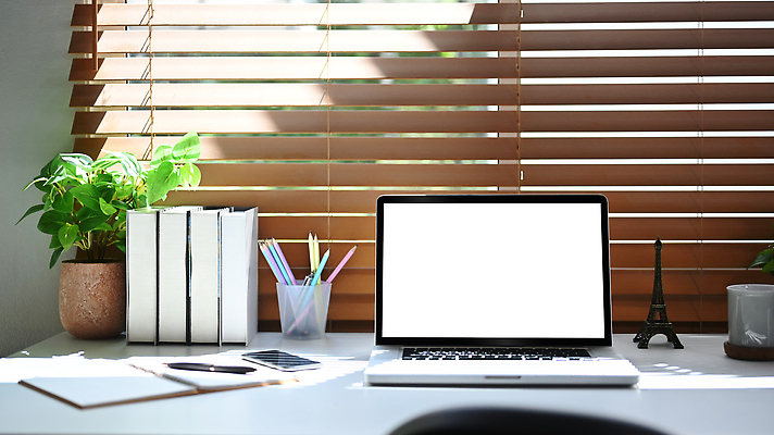 포토 JPG 해외이미지 식물 화분 초 사람없음 책 노트북 햇빛 펜 다이어리 블라인드 에펠탑 창가 연필꽂이 목업 카피스페이스 해외202309 해외포토 창문 문구용품 전자제품 태양 필기구 사무용품 공백 커튼 파리 랜드마크 파일형식