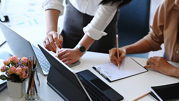 포토 JPG 해외이미지 손 종이 화초 시계 비즈니스 회의 함께함 앉기 성인 두명 옆모습 신체부위 노트북 태블릿 필기구 연필 비즈니스맨 비즈니스우먼 그룹 책상 직원 연필꽂이 서류판 성인만 해외202309 해외포토 식물 여자 남자 뷰포인트 가구 컨셉 모션 문구용품 학용품 사람 전자제품 스마트기기 사무용품 직장인 파일형식