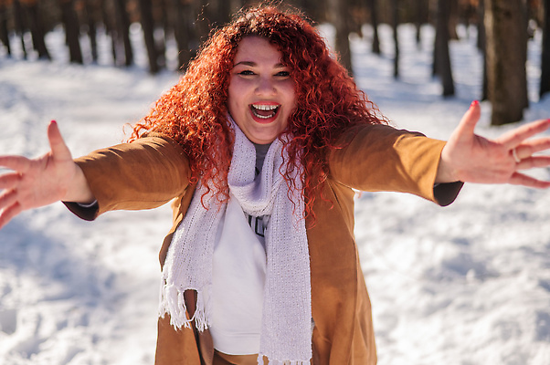 포토 JPG 해외이미지 백인 공원 여자 행복 감정 무기 얼굴 겨울 신체 포옹 관리 사랑 한명 산책 기쁨 추위 표현 몸무게 플러스 비만 긍정 치수 빨간머리 굴곡 해로움 해외202309 해외포토 서양인 1 헤어스타일 기호 계절 공공시설 컨셉 안기 휴식 사람 신체부위 몸매 파일형식