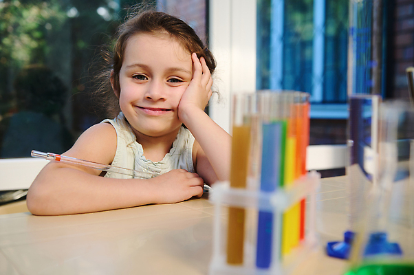 포토 JPG 해외이미지 학생 라이프스타일 교육 초등학생 어린이 과학 교실 수업 실험 한명 사람 학습 스터디 유치원 젖음 액체 생명공학 과학자 분석 시험관 신학기 호기심 생물학 삼각대 발견 반응 피펫 화학자 해외202309 해외포토 직업 1 감정 컨셉 의학 학교 실험기구 생활 학자 파일형식