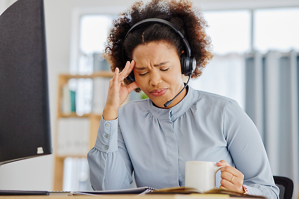 포토 JPG 해외이미지 서양인 여자 스트레스 한명 상반신 성인 앞모습 사무실 헤드셋 머그컵 잡기 업무 비즈니스우먼 찡그림 두통 성인여자한명만 해외202309 해외포토 외국인 1 뷰포인트 음향기기 비즈니스 모션 표정 사람 컵 헤드폰 작업 직장인 질병 여자한명만 성인여자만 파일형식