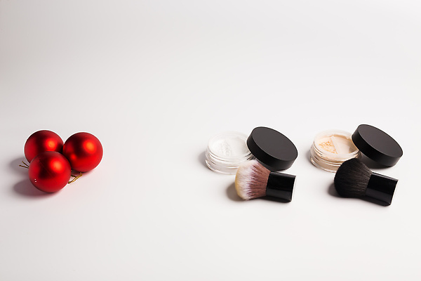 포토 JPG 해외이미지 백그라운드 사람없음 뷰티 화장품 뚜껑 흰색 화려 가루 메이크업브러쉬 오너먼트 해외202309 해외포토 컬러 컨셉 크리스마스장식 붓 파일형식