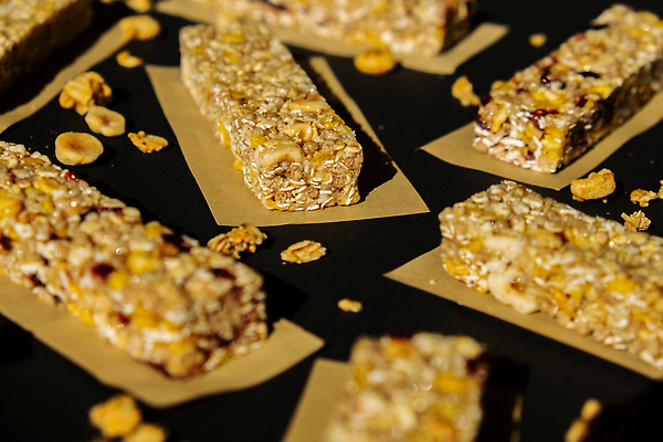 포토 JPG 해외이미지 사람없음 갈색 견과류 부스러기 에너지바 그래놀라 글루텐프리 해외202309 해외포토 음식 컬러 파일형식