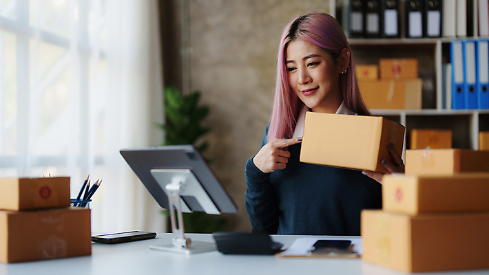 포토 JPG 해외이미지 여자 사업가 한명 들기 상반신 성인 옆모습 가리킴 작업 비즈니스우먼 사장 보여주기 택배상자 화상통화 성인여자한명만 해외202309 해외포토 직업 1 뷰포인트 비즈니스 모션 사람 손짓 상자 직장인 택배 통화 여자한명만 성인여자만 파일형식