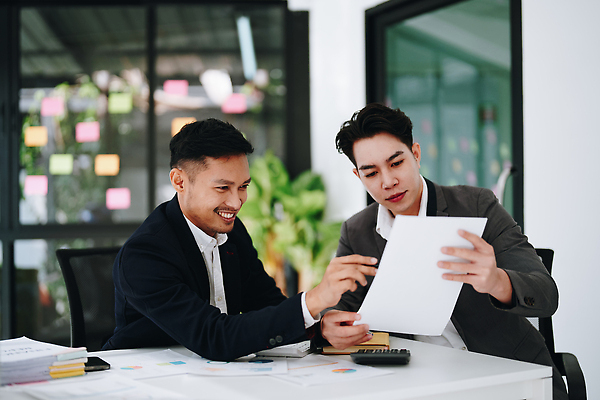 포토 JPG 해외이미지 직업 남자 행복 비즈니스 사업가 통신 성공 그래프 협력 설계 직장 함께함 대화 사람 앉기 성인 두명 금융 경제 노트북 학습 컴퓨터 사무실 세일 성장 작업 비즈니스맨 계획 연결 토론 종업원 책상 동료 경영자 문서 투자 수익 개발 마케팅 예산 지원 네트워킹 브레인스토밍 해외202309 해외포토 교육 감정 가구 컨셉 회사 관계 모션 말하기 전자제품 직장인 네트워크 리더 파일형식