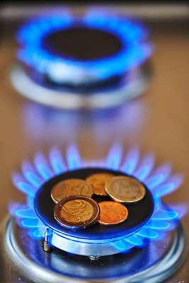 포토 JPG 해외이미지 산업 돈 비즈니스 요리 사람없음 금융 경제 글로벌 달러 주방 동전 힘 에너지 유로 레인지 뜨거움 시장 계획 위험 가격 상인 투자 러시아 화석 연료 가스 난방 이익 자원 계산서 내추럴 연소 우크라이나 위기 파이프라인 비용 해외202309 해외포토 유럽 컨셉 가전제품 재산 파이프_관 파일형식