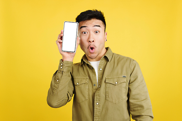 포토 JPG 해외이미지 디자인 응시 인터넷 통신 모바일 실내 한명 서기 스마트폰 핸드폰 터치패드 디지털 스크린 중국 공백 정보 잡기 발표 메시지 연결 전화기 스마트 전자 추천 충격 보여주기 온라인 거짓 노란배경 마케팅 터치스크린 목업 카피스페이스 비어있는 해외202309 해외포토 1 시선 아시아 백그라운드 컨셉 모션 사람 내부 전자제품 스마트기기 노란색 파일형식