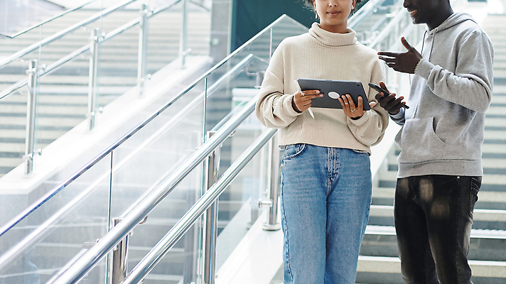 포토 JPG 해외이미지 학생 라이프스타일 커플 응시 여자 여행 백그라운드 컨셉 인터넷 통신 교통시설 사람 두명 친구 컴퓨터 알약 여행객 계단 디지털 우정 기차 도시 우아함 전철 역 연결 토론 동료 다문화 승객 지하 온라인 일반 조언 채팅 통근 접근 해외202309 해외포토 시선 육상교통 교통 관계 대중교통 생활 전자제품 약 사회이슈 시설 출근 파일형식