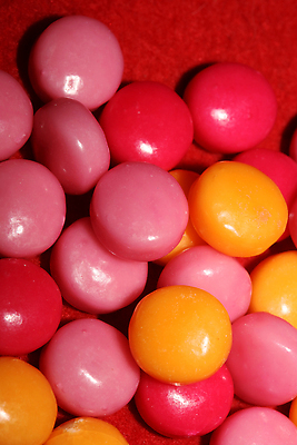 포토 JPG 해외이미지 분홍색 근접촬영 사람없음 주황색 혼합 껌 가득함 빨간배경 해외포토 뷰포인트 컬러 백그라운드 빨간색 파일형식