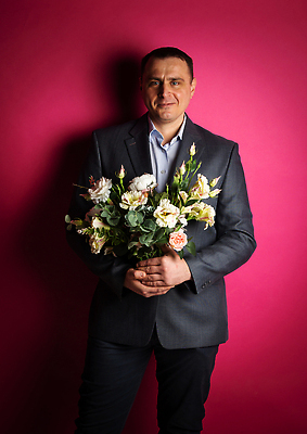 포토 JPG 해외이미지 백인 직업 라이프스타일 옷 남자 꽃 행복 유럽 얼굴 분홍색 꽃다발 백그라운드 의자 비즈니스 사업가 성공 휴가 한명 사람 정장 성인 금융 경제 사무실 뷰티 유행 검은색 재킷 잡기 비즈니스맨 자신감 우아함 가죽 경영자 책임자 경영 마케팅 스타일 해외202309 해외포토 서양인 식물 1 감정 나라 컬러 가구 컨셉 모션 생활 신체부위 외투 직장인 리더 파일형식