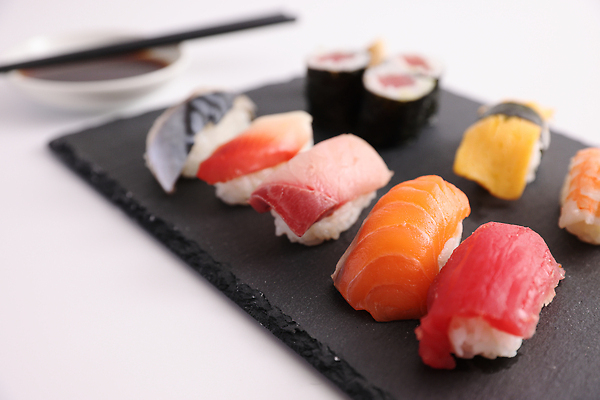 포토 JPG 해외이미지 접시 젓가락 사람없음 일본 초밥 회 신선 날것 간장 종지 해외202309 해외포토 그릇 식기 아시아 음식 수저 양념 일본음식 파일형식