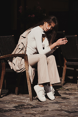 포토 JPG 해외이미지 모델 라이프스타일 응시 옷 여자 포즈 신발 의자 가방 장신구 바지 거리 갈색머리 부츠 한명 미소 사람 앉기 야외 뷰티 갈색 유행 봄 낭만 코트 가을 도시 스웨터 블라우스 낙타 얇은 스타일 해외202309 해외포토 1 헤어스타일 시선 잡화 계절 컬러 가구 컨셉 상의 포유류 모션 하의 표정 생활 외투 파일형식