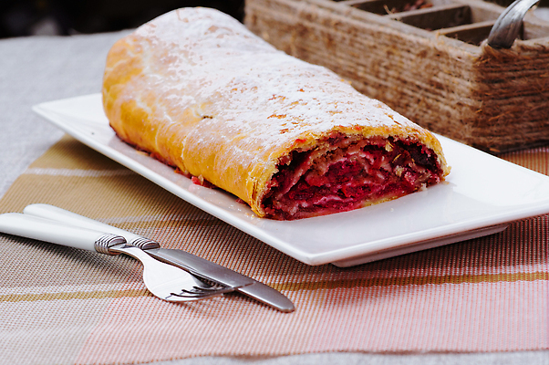 포토 JPG 해외이미지 음식 조각 백그라운드 크리스마스 과일 재료 부분 디저트 사람없음 갈색 케이크 초콜릿 얼음 축제 흰색 신선 달콤 맛 아침식사 잼 설탕 자르기 굽기 먹기 스위스 크림 롤 산딸기 스펀지 페스츄리 맛있는 해외202309 해외포토 자연요소 기념일 유럽 빵 컬러 컨셉 모션 식사 소스_음식 구이 파일형식