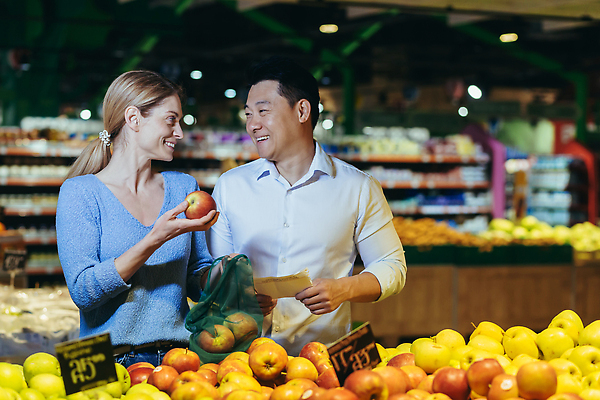 포토 JPG 해외이미지 여자 남자 종이 들기 동양인 상반신 성인 두명 쇼핑 장보기 마주보기 메모지 사과 마트 과일코너 성인만 해외202309 해외포토 과일 모션 사람 인종 상점 사무용품 코너 파일형식