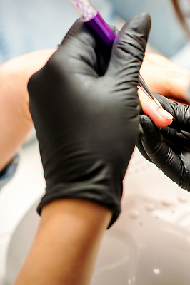 포토 JPG 해외이미지 손 여자 성인 두명 신체부위 잡기 붓 그리기 손톱관리 위생장갑 네일샵 성인여자만 해외202309 해외포토 장갑 모션 사람 상점 네일아트 여자만 성인만 파일형식