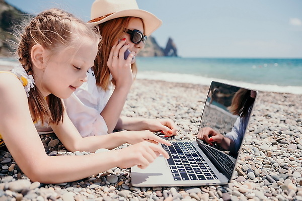포토 JPG 해외이미지 직업 라이프스타일 여자 딸 행복 커피 바다 여행 인터넷 비즈니스 통신 휴가 휴식 직장 관리 사람 성인 해변 야외 두명 물 노트북 컴퓨터 뷰티 여행객 공책 자유 타이핑 키보드 업무 작업 네트워크 바쁨 멀리 온라인 프리랜서 해외202309 해외포토 자연요소 감정 음료 컨셉 회사 가족 문구용품 생활 전자제품 파일형식